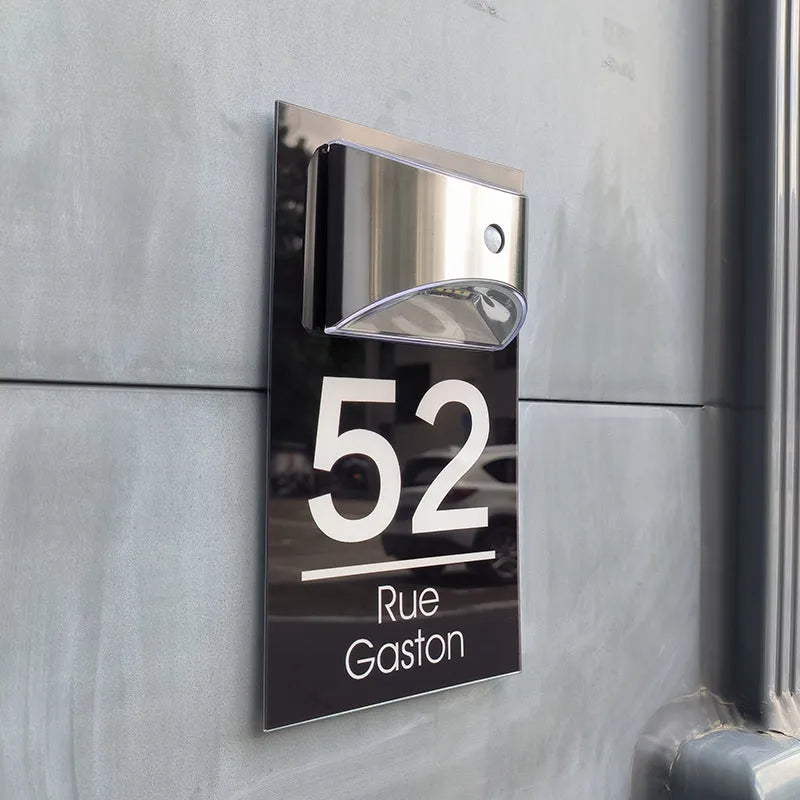 Customized solar door sign: elegance and visibility 