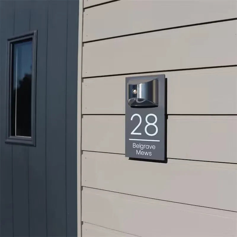 Customized solar door sign: elegance and visibility 